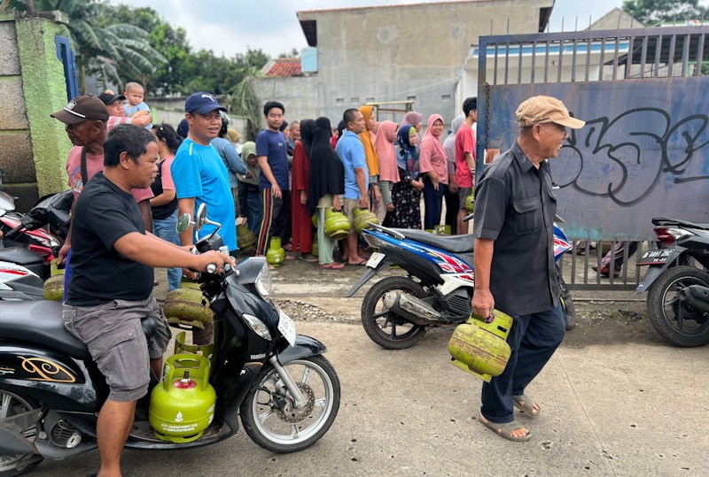 Warga Pondok Cabe Rela Antre Berjam-jam Demi Dapat Gas 3 Kg Langka - Bagian 5