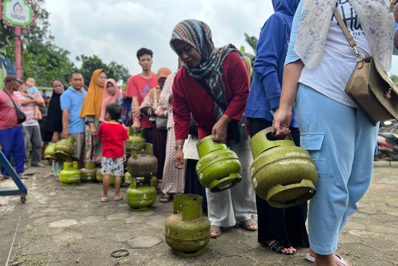 Warga Pondok Cabe Rela Antre Berjam-jam Demi Dapat Gas 3 Kg Langka - Bagian 1