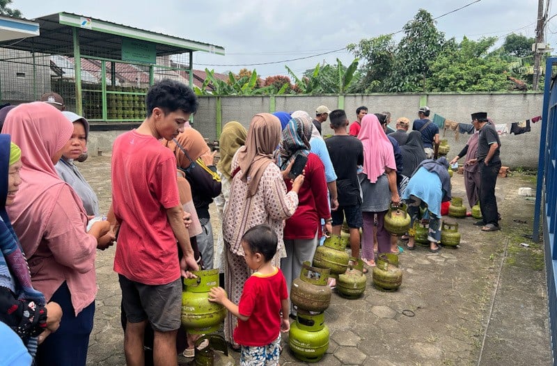 Warga Pondok Cabe Rela Antre Berjam-jam Demi Dapat Gas 3 Kg Langka - Bagian 2