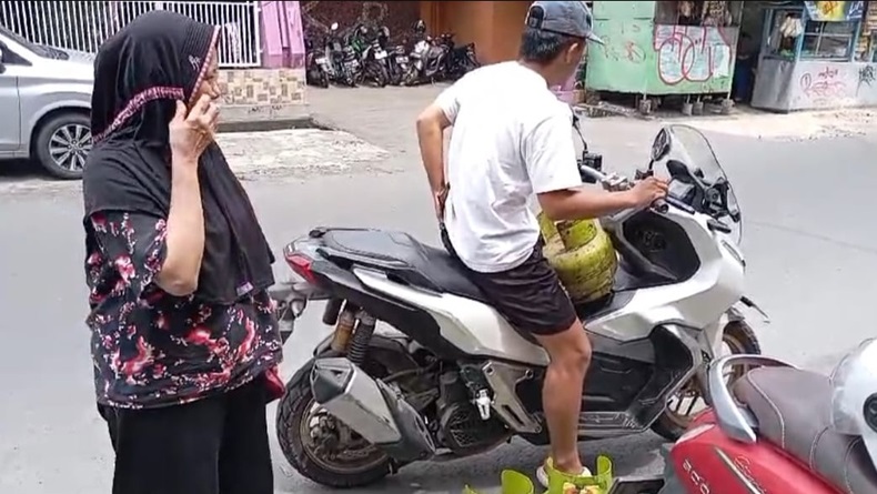 title Gas Elpiji 3 Kg Langka di Bandung, Warga Mengeluh Antre Panjang di Pangkalan Gas Elpiji 3 Kg Langka di Bandung, Warga Mengeluh Antre Panjang di Pangkalan