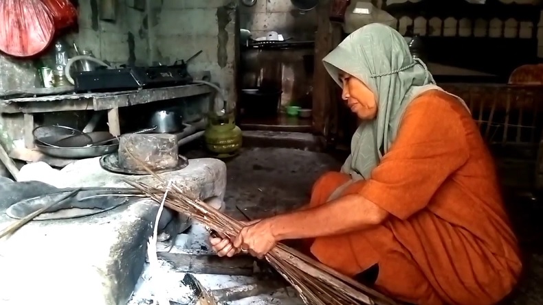 Gas 3 Kg Langka, Warga Bogor Beralih ke Kayu Bakar untuk Masak