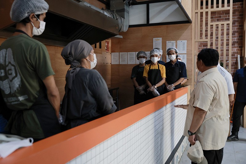 Presiden Prabowo Sidak Dapur Umum Makan Bergizi Gratis - Bagian 3
