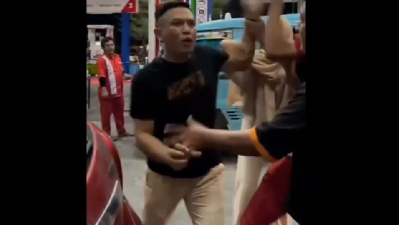 title Viral Pengendara Mobil Terlibat Keributan di SPBU Makassar, Berkata Kasar dan Cekik Operator Viral Pengendara Mobil Terlibat Keributan di SPBU Makassar, Berkata Kasar dan Cekik Operator
