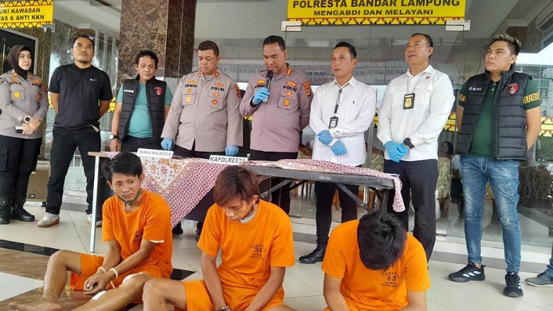 title Polisi Tangkap 3 Pelaku Begal Sopir Taksi Online di Bandarlampung, 1 Orang Buron Polisi Tangkap 3 Pelaku Begal Sopir Taksi Online di Bandarlampung, 1 Orang Buron