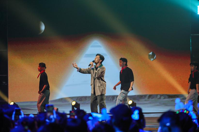 Kenriz Bawa Lagu Kasmara Buka Spektakuler Show 2 Indonesian Idol Season XIII - Bagian 4