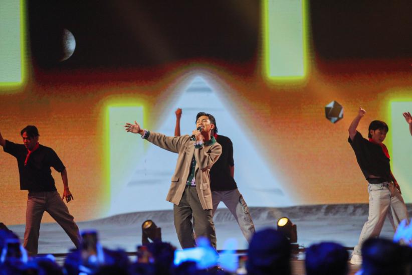 Kenriz Bawa Lagu Kasmara Buka Spektakuler Show 2 Indonesian Idol Season XIII - Bagian 3