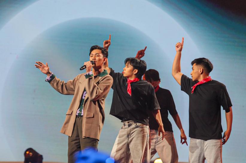 Kenriz Bawa Lagu Kasmara Buka Spektakuler Show 2 Indonesian Idol Season XIII - Bagian 1