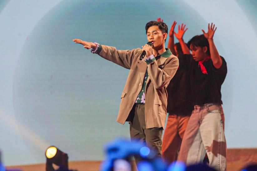 Kenriz Bawa Lagu Kasmara Buka Spektakuler Show 2 Indonesian Idol Season XIII - Bagian 2