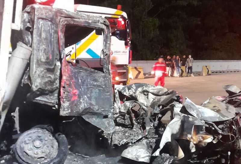 Foto-Foto Kecelakaan Maut di Gerbang Tol Ciawi, Kendaraan Hancur Berkeping-keping - Bagian 2