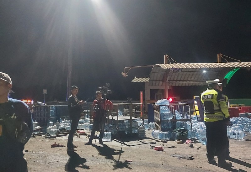 Foto-Foto Kecelakaan Maut di Gerbang Tol Ciawi, Kendaraan Hancur Berkeping-keping - Bagian 4