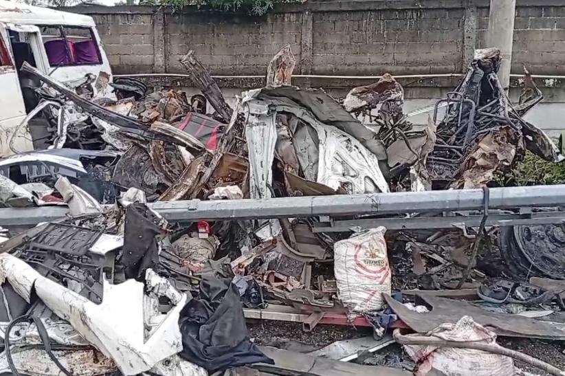 Penampakan Kendaraan Ringsek saat Kecelakaan Maut di Tol Ciawi, 1 Mobil Hancur - Bagian 8