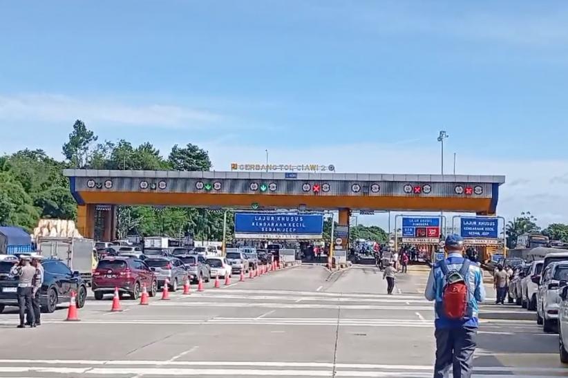 Suasana Terkini Lokasi Kecelakaan Maut di Gerbang Tol Ciawi - Bagian 3