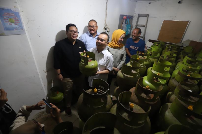 Pimpinan DPR Sidak Penjualan Gas Elpiji 3 Kg - Bagian 5