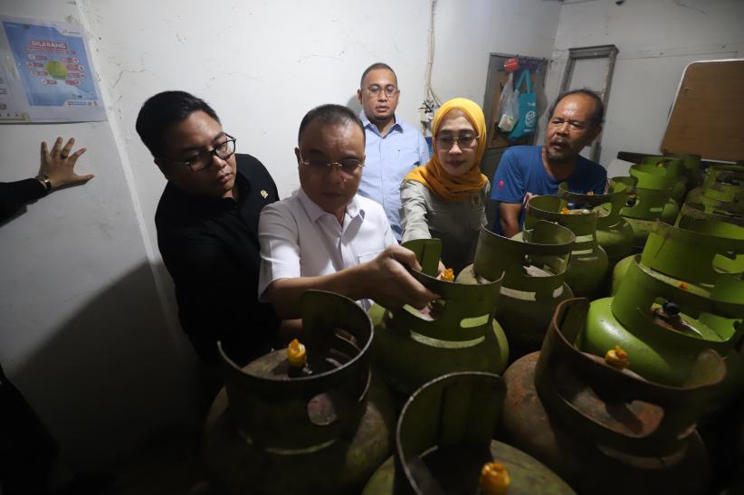 Pimpinan DPR Sidak Penjualan Gas Elpiji 3 Kg - Bagian 3