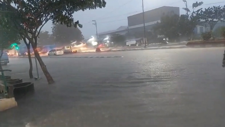 title Hujan Deras Guyur Kota Semarang, Banjir Rendam Jalan Pantura Kaligawe Hujan Deras Guyur Kota Semarang, Banjir Rendam Jalan Pantura Kaligawe