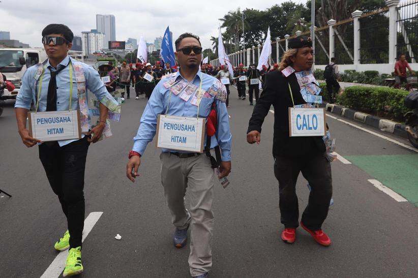 Aksi Teatrikal Buruh Tuntut Pengesahan UU Ketenagakerjaan Baru - Bagian 3
