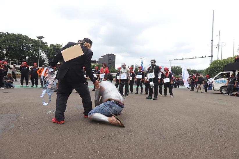 Aksi Teatrikal Buruh Tuntut Pengesahan UU Ketenagakerjaan Baru - Bagian 4