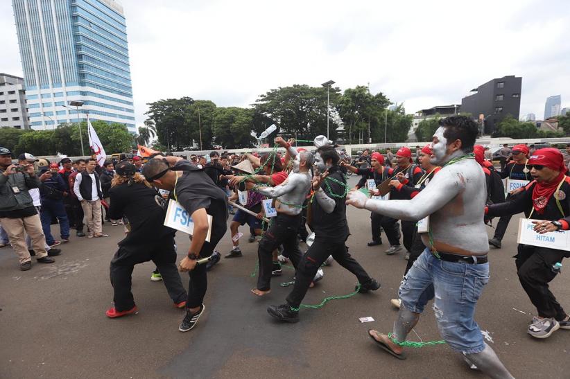 Aksi Teatrikal Buruh Tuntut Pengesahan UU Ketenagakerjaan Baru - Bagian 2