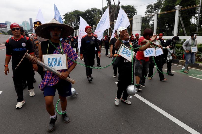Aksi Teatrikal Buruh Tuntut Pengesahan UU Ketenagakerjaan Baru - Bagian 1