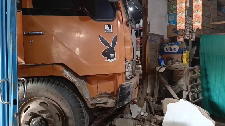 title Rem Blong, Truk Tangki Tabrak Toko dan Warung di Kotim Rem Blong, Truk Tangki Tabrak Toko dan Warung di Kotim