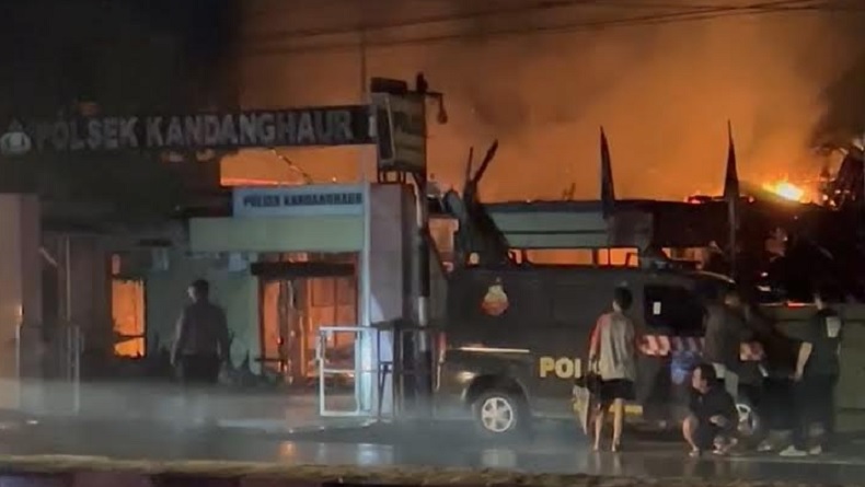 title Kebakaran Polsek Kandanghaur Indramayu, Api dari Percikan Kabel Komputer Kebakaran Polsek Kandanghaur Indramayu, Api dari Percikan Kabel Komputer