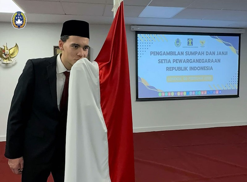 Potret Ole Romeny Resmi Jadi WNI, Cium Merah Putih di London - Bagian 3