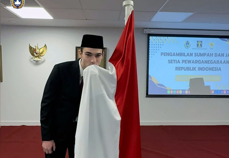 Potret Ole Romeny Resmi Jadi WNI, Cium Merah Putih di London - Bagian 1
