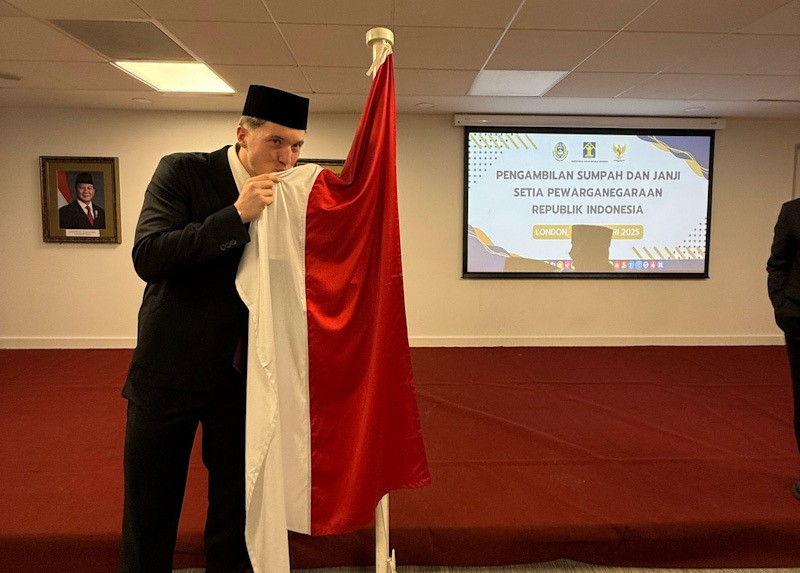 Potret Ole Romeny Resmi Jadi WNI, Cium Merah Putih di London - Bagian 2