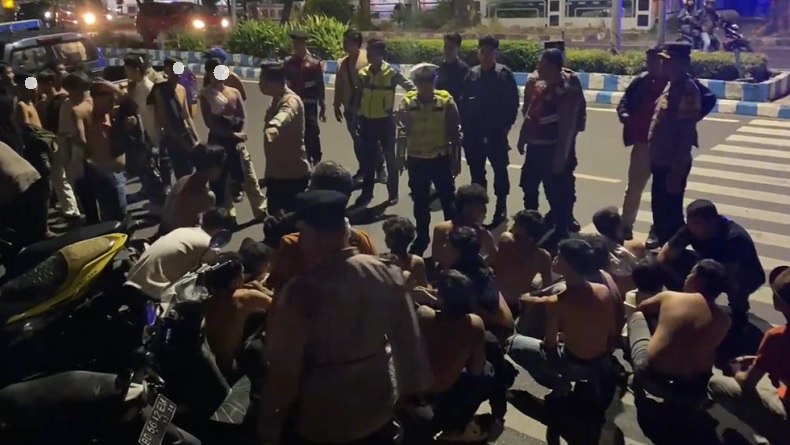 title Nekat Pesta Miras di Depan Rumah Dinas Gubernur Bengkulu, Sejumlah Remaja Diangkut Polisi Nekat Pesta Miras di Depan Rumah Dinas Gubernur Bengkulu, Sejumlah Remaja Diangkut Polisi