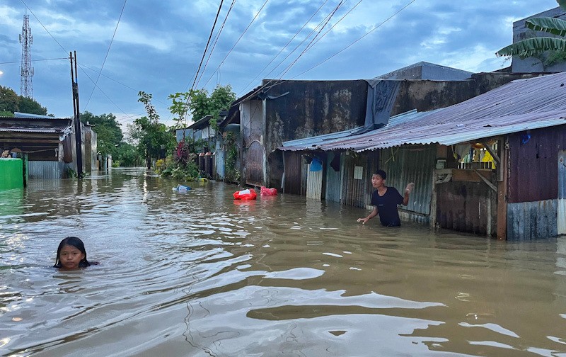 Potret Warga Selamatkan Barang ketika Banjir Merendam Rumah di Makassar - Bagian 4