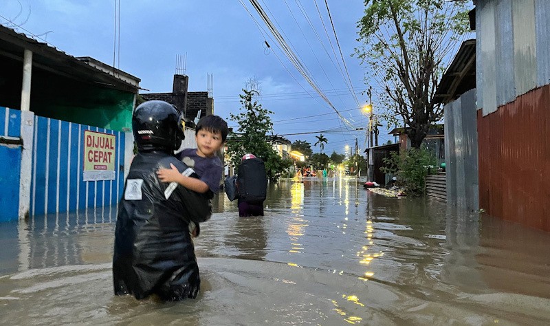 Potret Warga Selamatkan Barang ketika Banjir Merendam Rumah di Makassar - Bagian 3