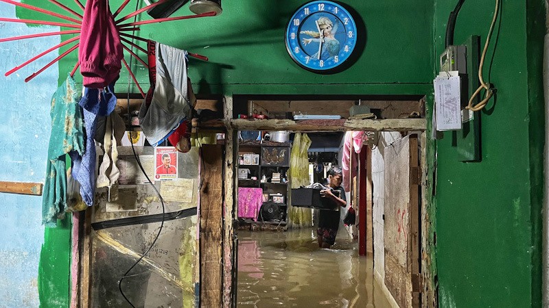 Potret Warga Selamatkan Barang ketika Banjir Merendam Rumah di Makassar - Bagian 2