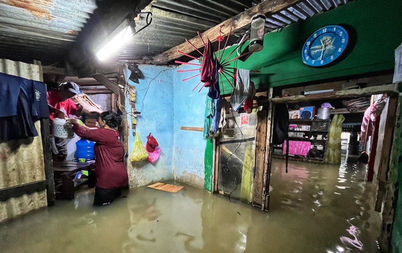 Potret Warga Selamatkan Barang ketika Banjir Merendam Rumah di Makassar - Bagian 1