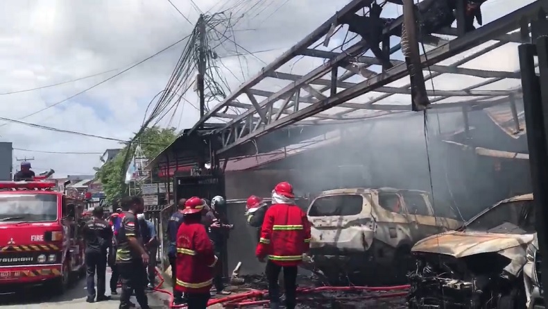 title Kebakaran Hebat di Pusat Kota Ambon, Api dari Ledakan Mobil Kebakaran Hebat di Pusat Kota Ambon, Api dari Ledakan Mobil