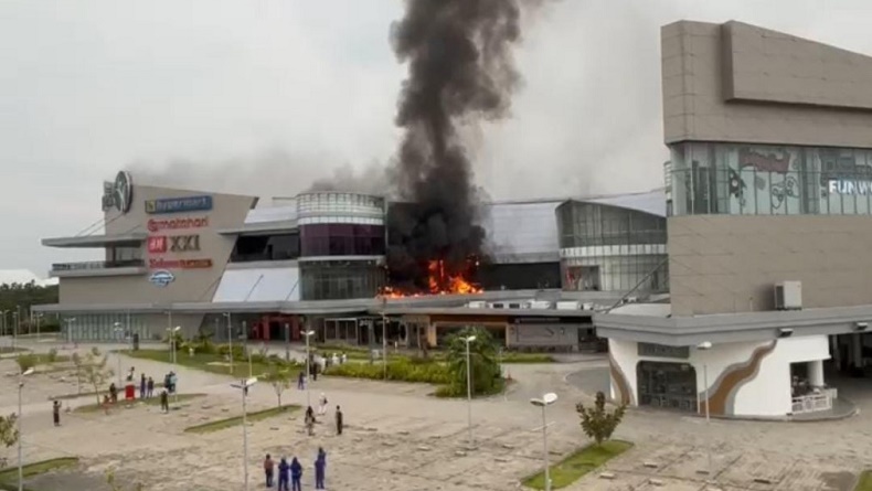 title Kebakaran Mal The Park Kendari, Api Diduga dari Outlet Parfum Lantai 1 Kebakaran Mal The Park Kendari, Api Diduga dari Outlet Parfum Lantai 1