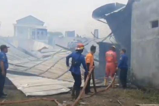 title Kebakaran Landa Gudang Bahan Bangunan di Tegal, 5 Mobil Damkar Dikerahkan Kebakaran Landa Gudang Bahan Bangunan di Tegal, 5 Mobil Damkar Dikerahkan