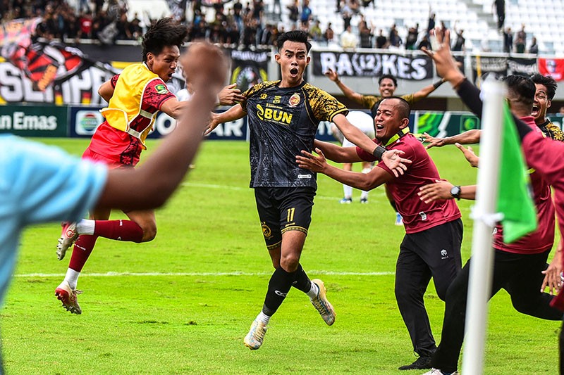 Selebrasi Pemain Sriwijaya FC Lolos Zona Degradasi Liga 2 Indonesia - Bagian 2