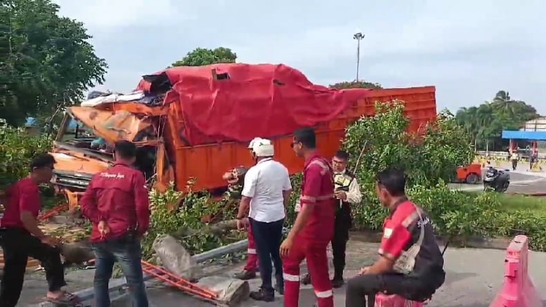 title Truk Fuso Bermuatan Kayu Rem Blong Tabrak Pohon di Pelabuhan Bakauheni, 1 Orang Tewas Truk Fuso Bermuatan Kayu Rem Blong Tabrak Pohon di Pelabuhan Bakauheni, 1 Orang Tewas