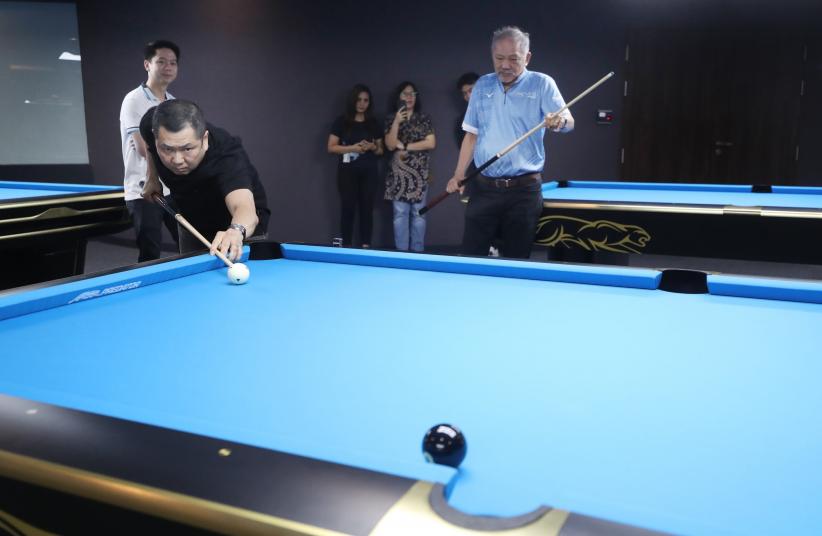 Potret Hary Tanoesoedibjo dan Legenda Biliar Dunia Efren Reyes Adu Skill - Bagian 4