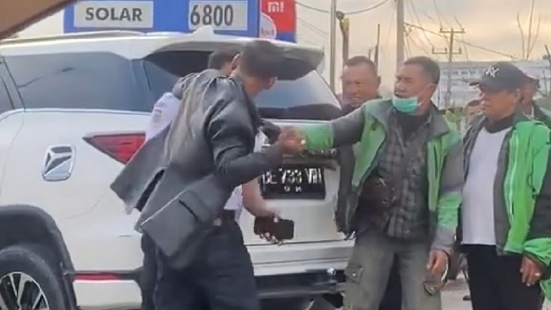 title Viral Kondektur Bus di Bandarlampung Ditusuk saat Cekcok Antre BBM di SPBU Viral Kondektur Bus di Bandarlampung Ditusuk saat Cekcok Antre BBM di SPBU