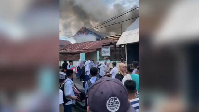 title Kebakaran Pondok Pesantren Al-Muhajirin di Manado, Siswa Panik Lari Berhamburan Kebakaran Pondok Pesantren Al-Muhajirin di Manado, Siswa Panik Lari Berhamburan