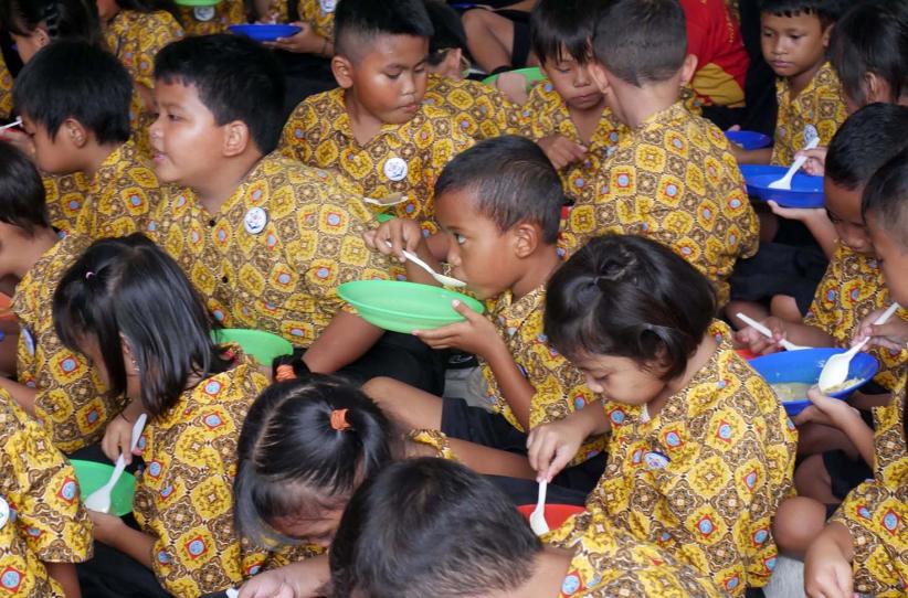 Keceriaan Siswa Sekolah di Semarang Makan Lontong Opor Cap Go Meh - Bagian 2