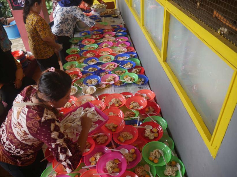 Keceriaan Siswa Sekolah di Semarang Makan Lontong Opor Cap Go Meh - Bagian 3