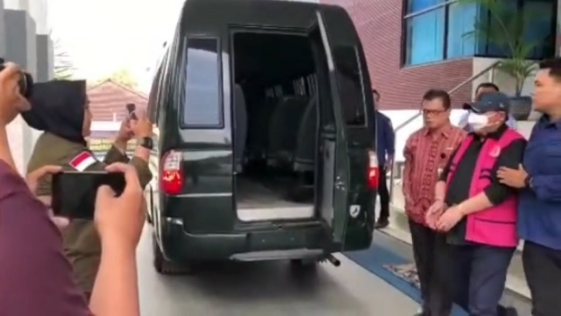 title Ditetapkan Tersangka Korupsi, Mantan Wakil Bupati Bondowoso Dibawa Menuju Mobil Tahanan Ditetapkan Tersangka Korupsi, Mantan Wakil Bupati Bondowoso Dibawa Menuju Mobil Tahanan