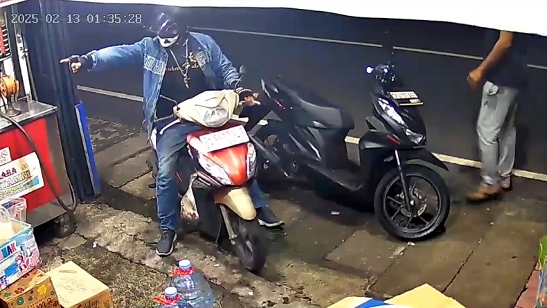 title OTK Mengamuk di Warung Jalan Nangka Utara Bali, 1 Orang Tewas Ditusuk OTK Mengamuk di Warung Jalan Nangka Utara Bali, 1 Orang Tewas Ditusuk