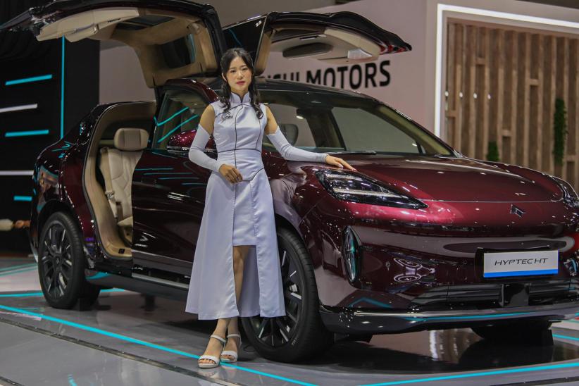 Potret Usher Cantik Jadi Magnet Pengunjung IIMS 2025 - Bagian 1