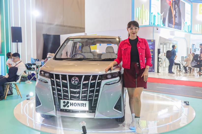 Potret Usher Cantik Jadi Magnet Pengunjung IIMS 2025 - Bagian 5