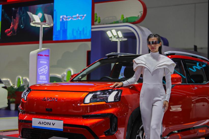 Potret Usher Cantik Jadi Magnet Pengunjung IIMS 2025 - Bagian 3