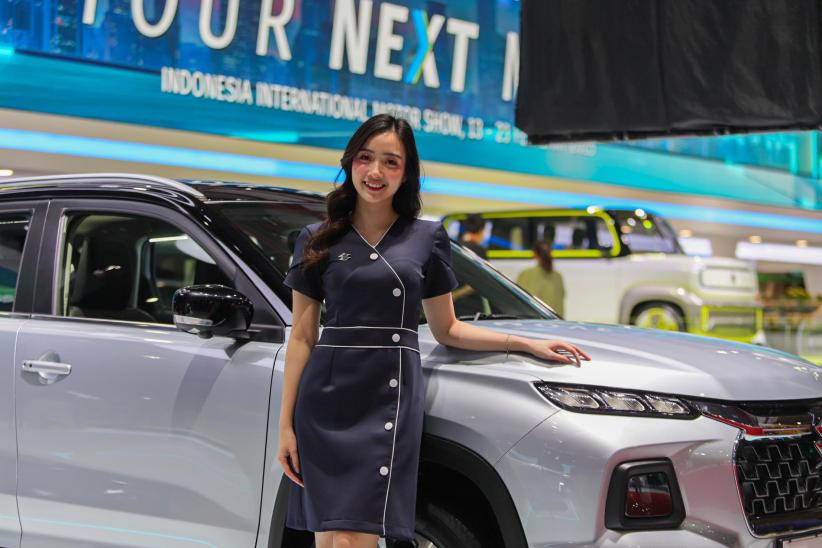 Potret Usher Cantik Jadi Magnet Pengunjung IIMS 2025 - Bagian 2