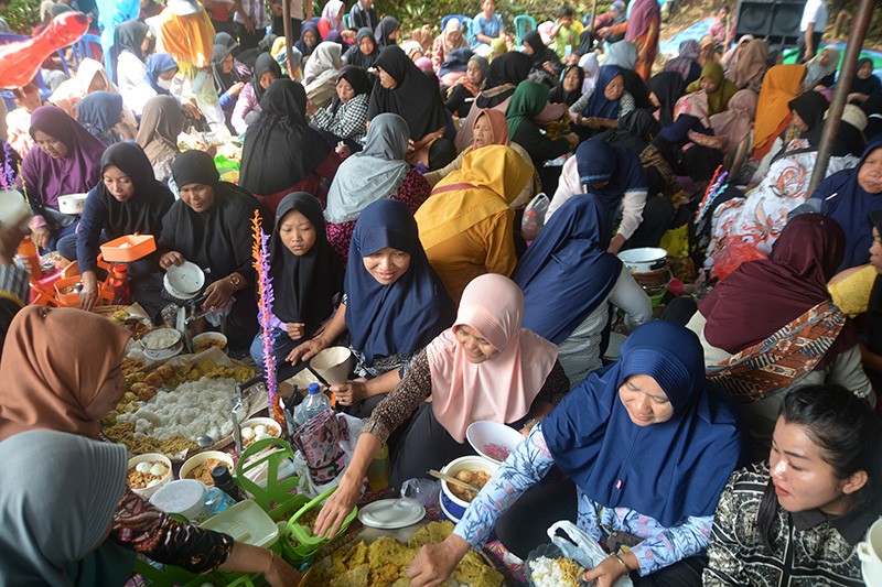 Antusiasme Warga Ikuti Kirab Budaya dan Tradisi Sadranan Sendang Gede Pucung - Bagian 5